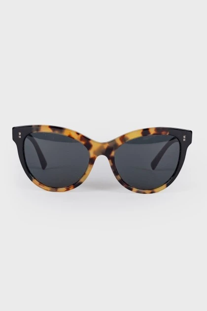 Sunglasses in leopard print