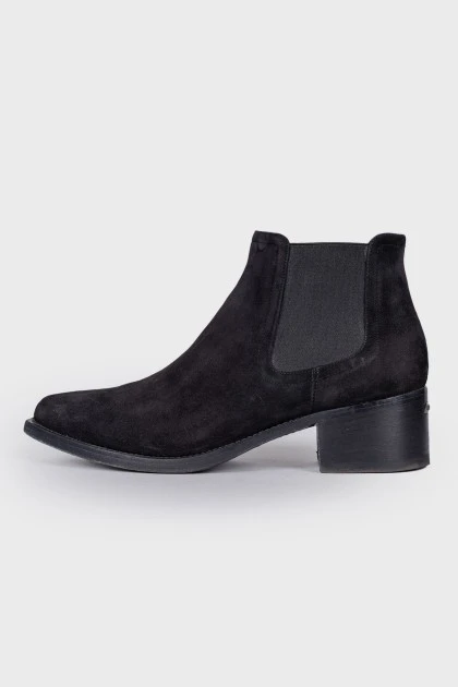 Pointed toecap suede boots