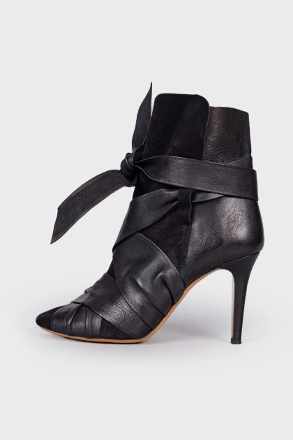 Tie leather ankle boots
