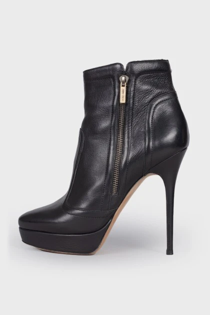 Leather ankle boots with side zipper 