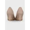 Pointed toe suede pumps