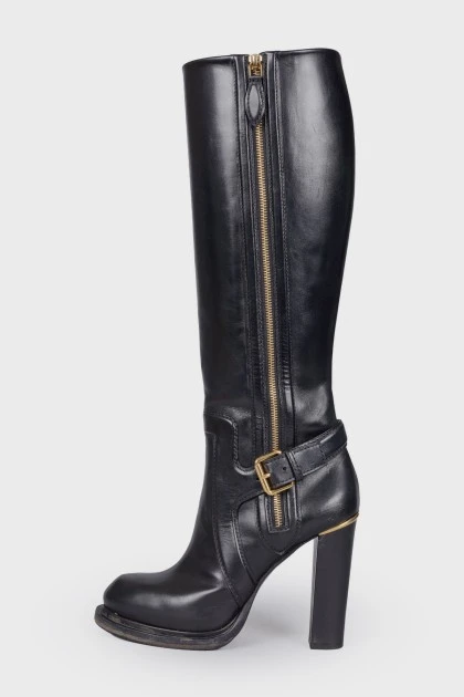 Leather boots with a strap at the bottom