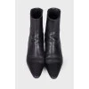 Low-heeled leather boots