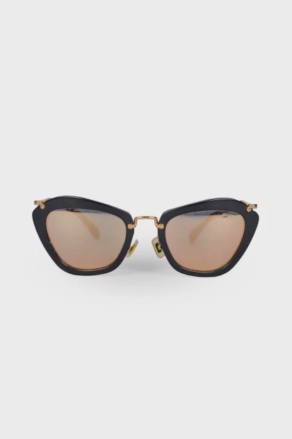 Sunglasses with golden lenses