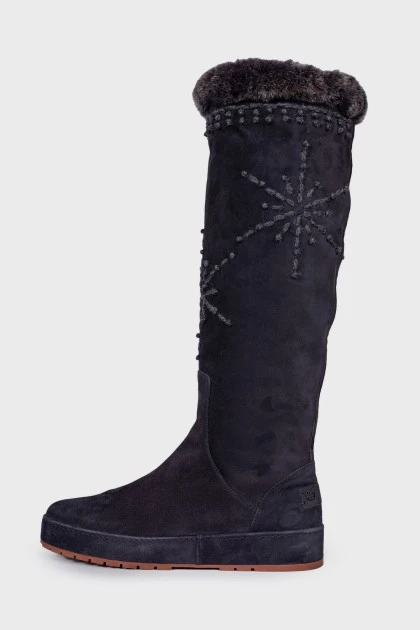 Boots with fur embroidery