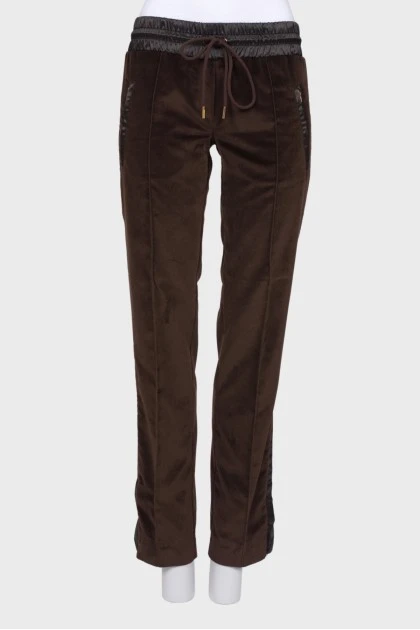 Brown trousers with stripes