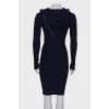 Dress with hooded close-fitting in the waist