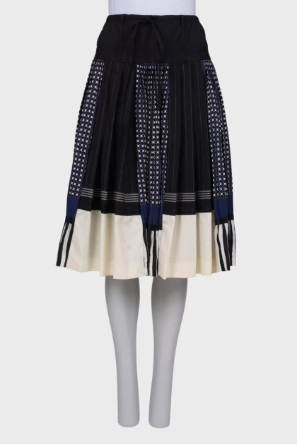 Pleated skirt with contrast print