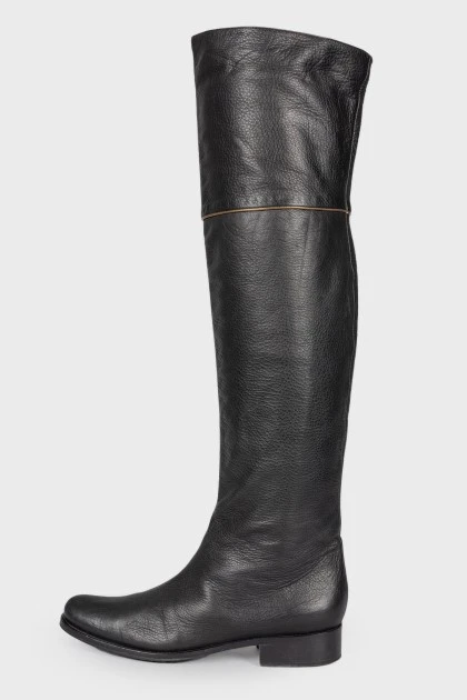 Leather boots with a low heel