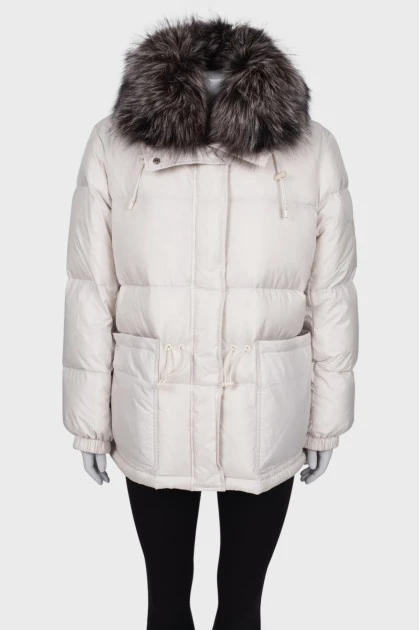 Cropped white down jacket, with a tag