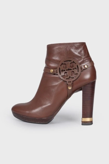 Leather ankle boots with brand logo