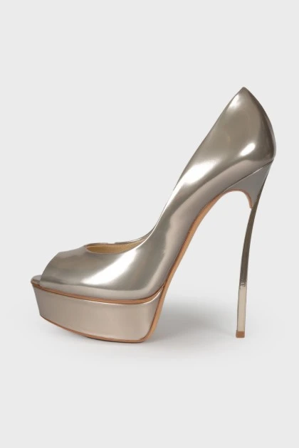 Lacquer heels of silver color