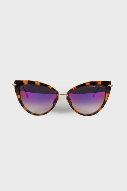 Sunglasses in leopard print