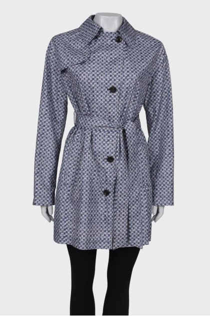 Trench coat in white and blue print