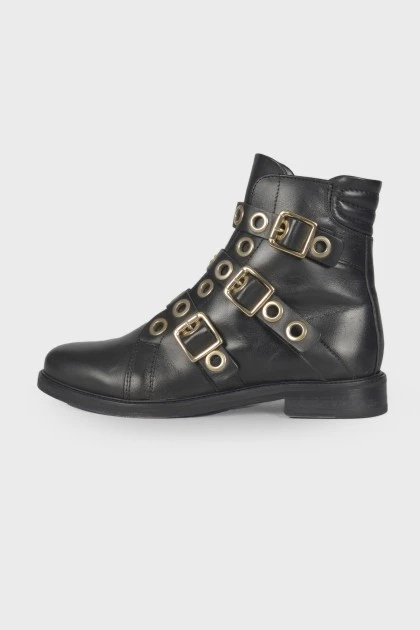 Leather boots with buckles