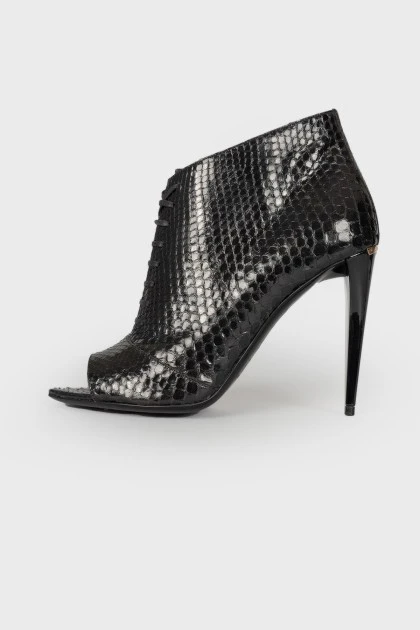 Ankle boots with snakeskin effect