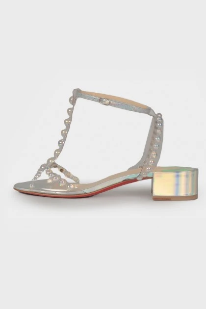 Mother-of-pearl sandals with pearls