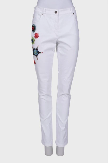 White jeans with decor