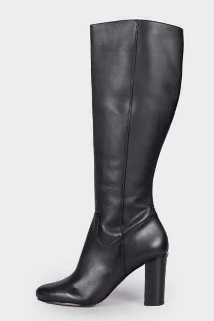 Leather boots with tag