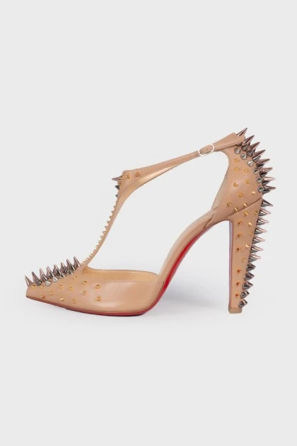Beige shoes decorated with spikes