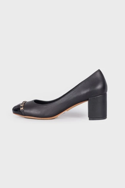 Leather pumps with patent toe