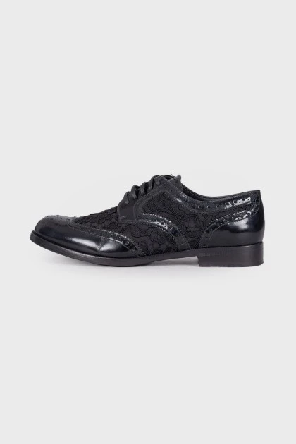 Brogues combined with lace