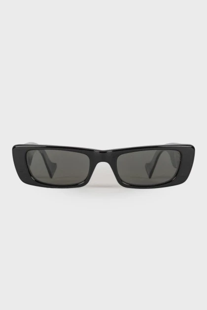 Rectangular black sunglasses 