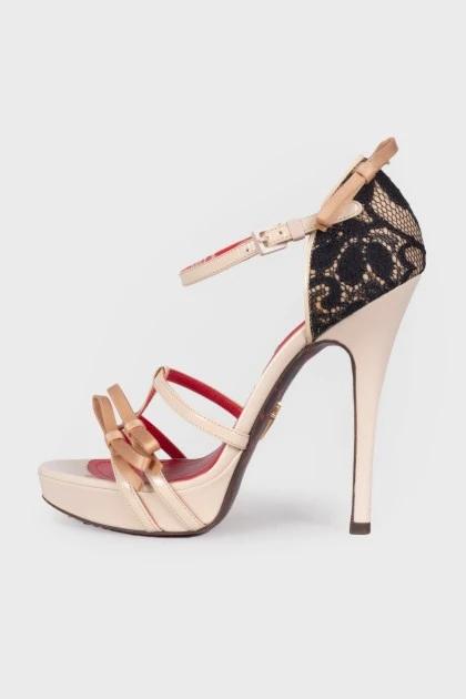 Lacquered sandals with lace