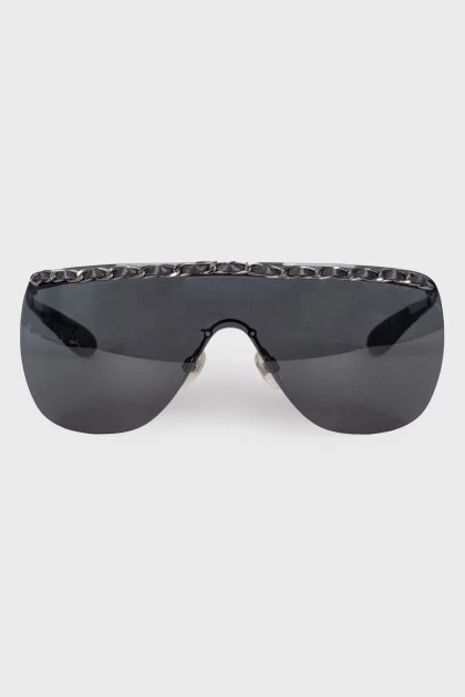 Sunglasses decorated with a chain on the frame