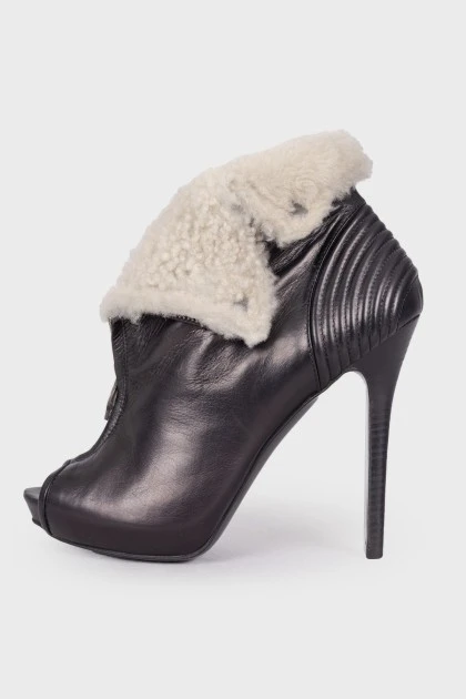 Black ankle boots with sheepskin