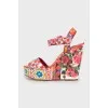 Wedge sandals in bright print