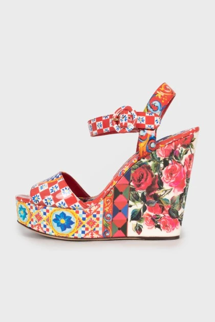 Wedge sandals in bright print