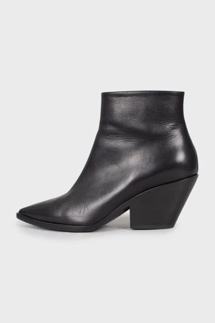 Black сossacks with a pointed toe