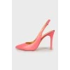 Pink pointy-toe shoes 