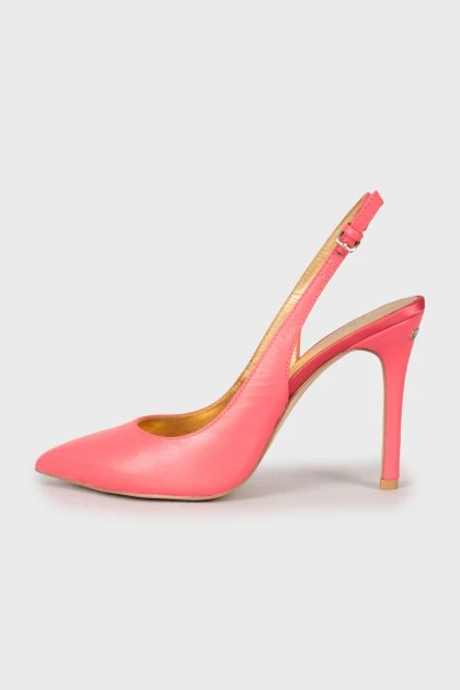 Pink pointy-toe shoes 