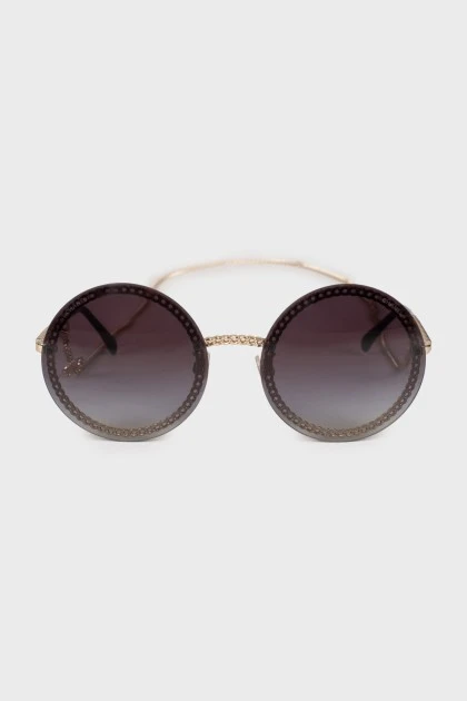 Sunglasses with golden chain