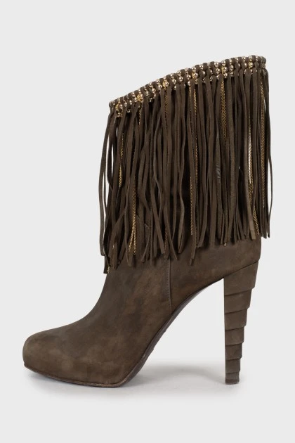 Suede ankle boots decorated with fringes