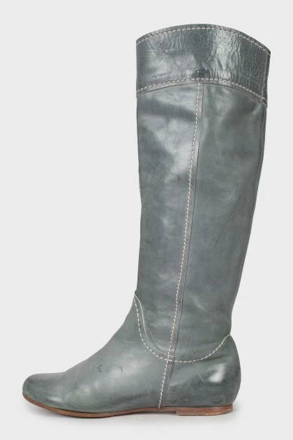 Leather boots with contrast stitching
