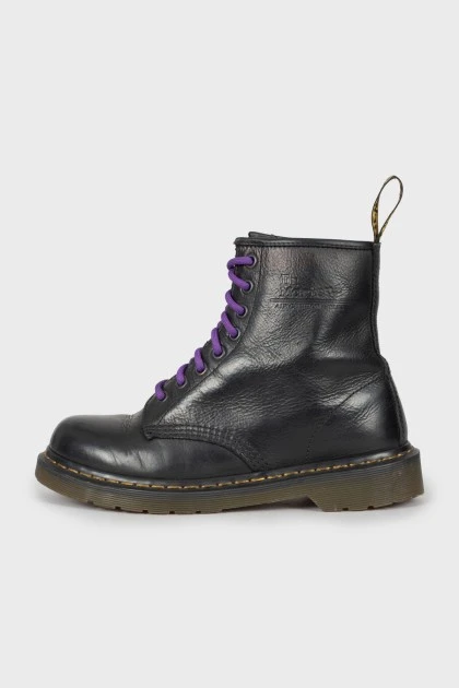 Leather boots with contrast laces