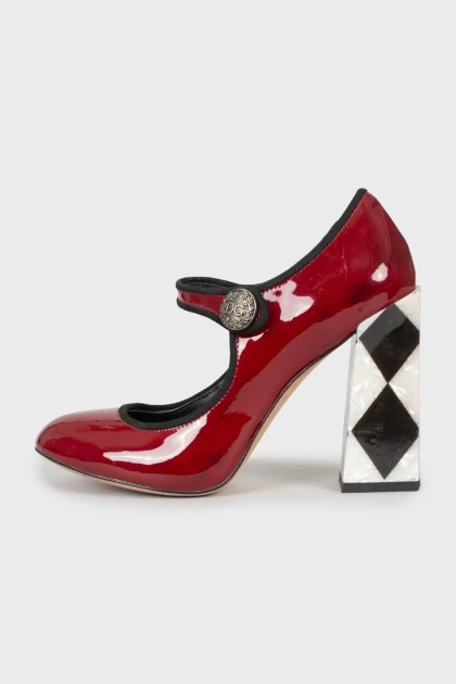 Patent leather shoes with decorated heels