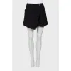 Tweed short skirt with brooch