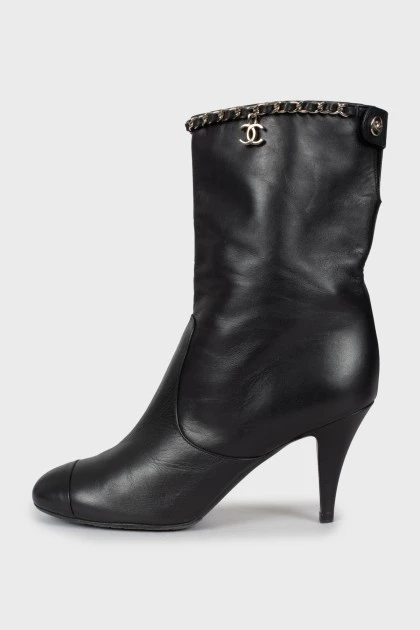 Leather ankle boots decorated with chain