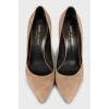 Pointed toe suede shoes