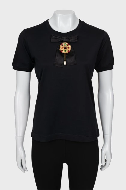 Black T-shirt decorated with a bow