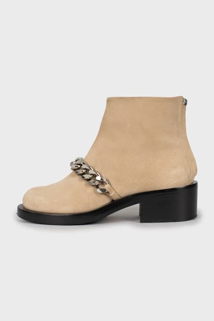 Suede boots decorated with chain