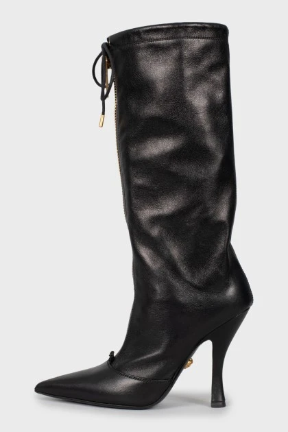 Leather boots with zipper and tag