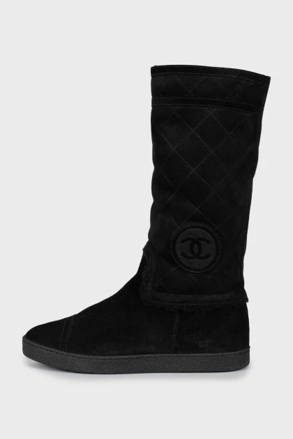 Insulated black suede boots