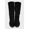 Insulated black suede boots