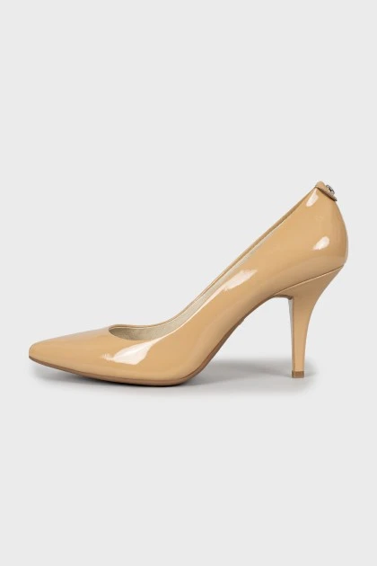 Patent pointed toe pumps