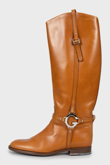 Brown boots with metal logo
